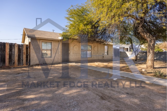 Foto del edificio - 3Bed/1Bath House at Chandler Blvd/McQueen Rd! Move-In Ready on 06/04/2026! -- NO HOA! RV GATE!