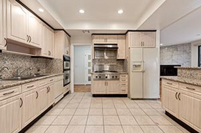 Foto del edificio - Korbatov Equities, LLC