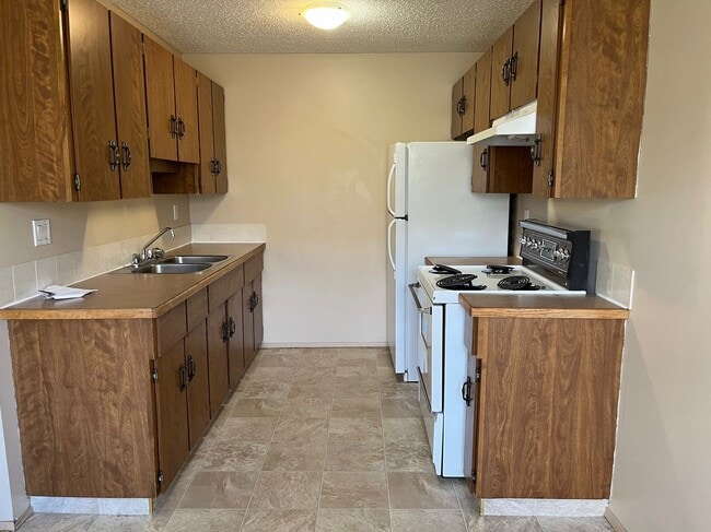 Building Photo - 3 Bed 1 Bath Unit in Red Deer, AB