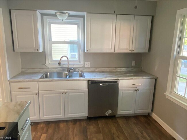 Building Photo - 1181 Hilltop Dr