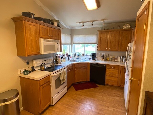 Kitchen (stove, fridge), micro, d/w - 777 Eagle Dr