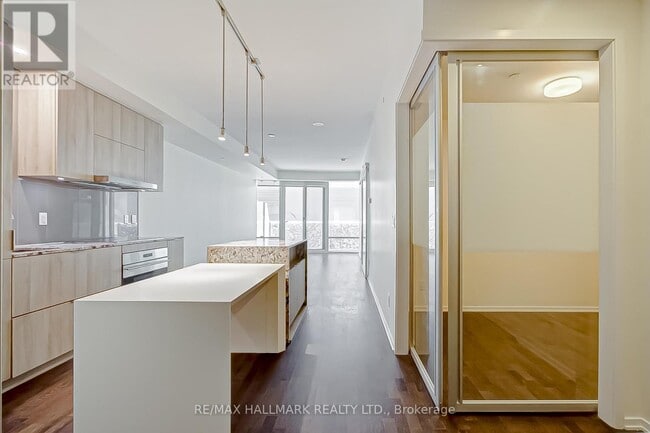 Photo du bâtiment - 1-311 Bloor St E