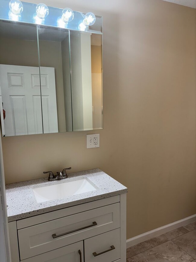 Building Photo - 3 Bedroom, 2.5 Bath Single Family Home w/2...