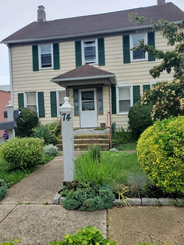 Foto principal - 74 W Hoffman Ave