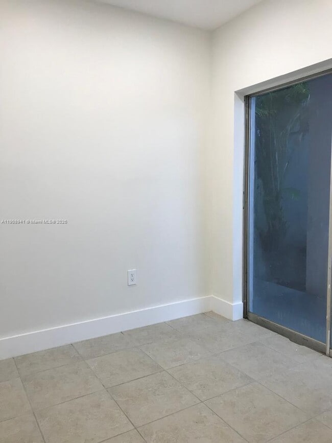 Foto del edificio - 1951 NE 167th St