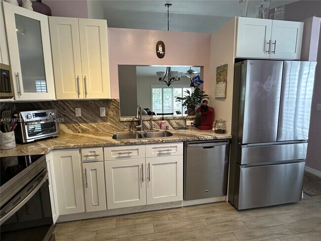 Building Photo - 13970 Beechwood Ct