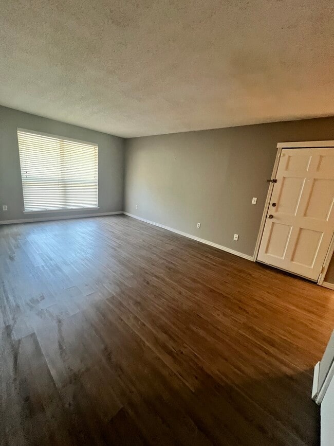 Building Photo - 825 Red Bird Ln