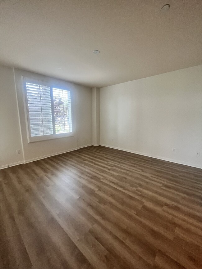 Building Photo - "Coastal Living Awaits: Spacious 2BR Condo...