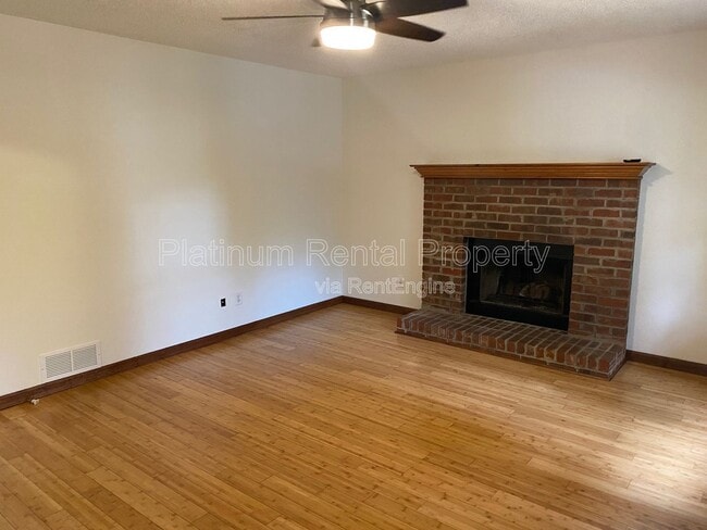 Building Photo - 4545 Bonneville Dr