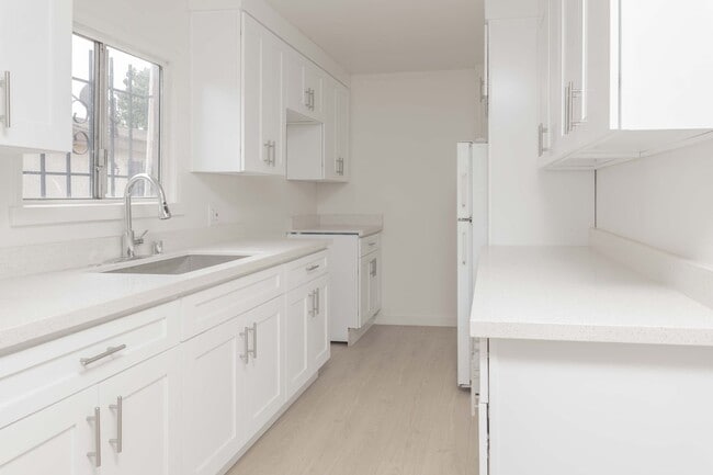 Building Photo - 6613 Crenshaw Blvd