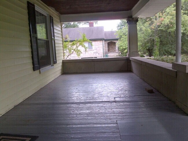 Building Photo - Charming 4 BD/2 BA home with large front porch behind optometry school and ELM Restaurant