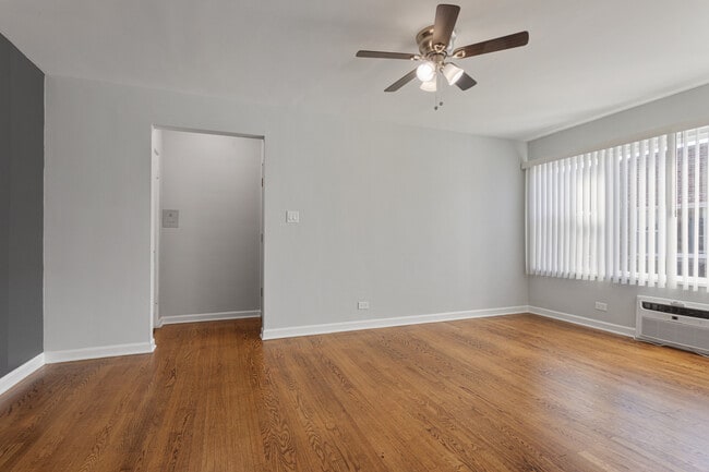 Building Photo - 7638 N Eastlake Terrace