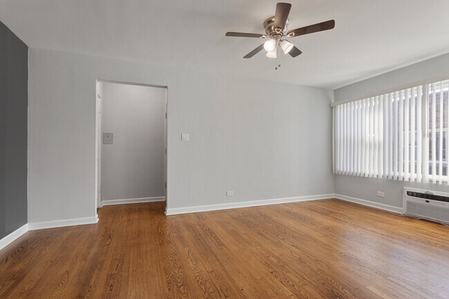 Foto del edificio - 7638 N Eastlake Terrace