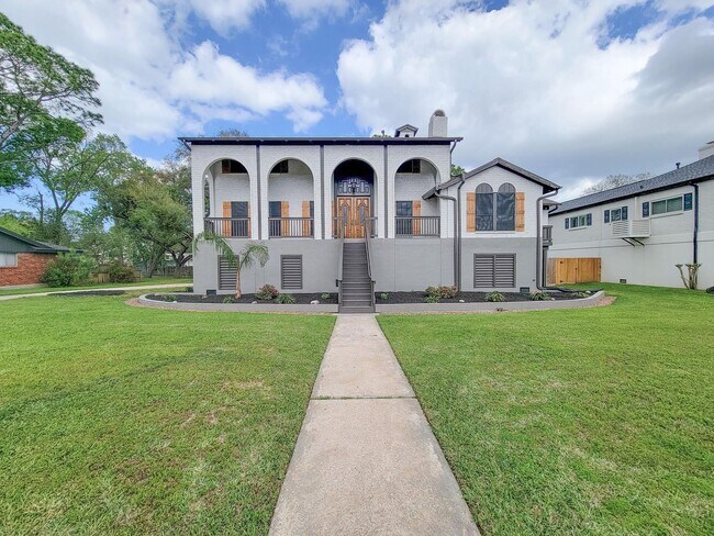 Foto del edificio - BEAUTIFUL LARGE 4 BEDROOM 2.5 BATH HOME
