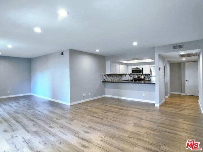 Foto del edificio - 1242 McClellan Dr