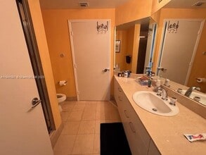 Building Photo - 21150 Point Pl