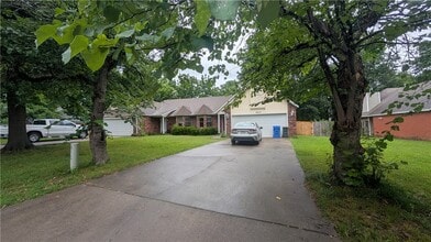 Building Photo - 2046 E Farr Ln