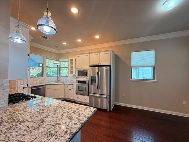 Building Photo - 2021 Simond Ave