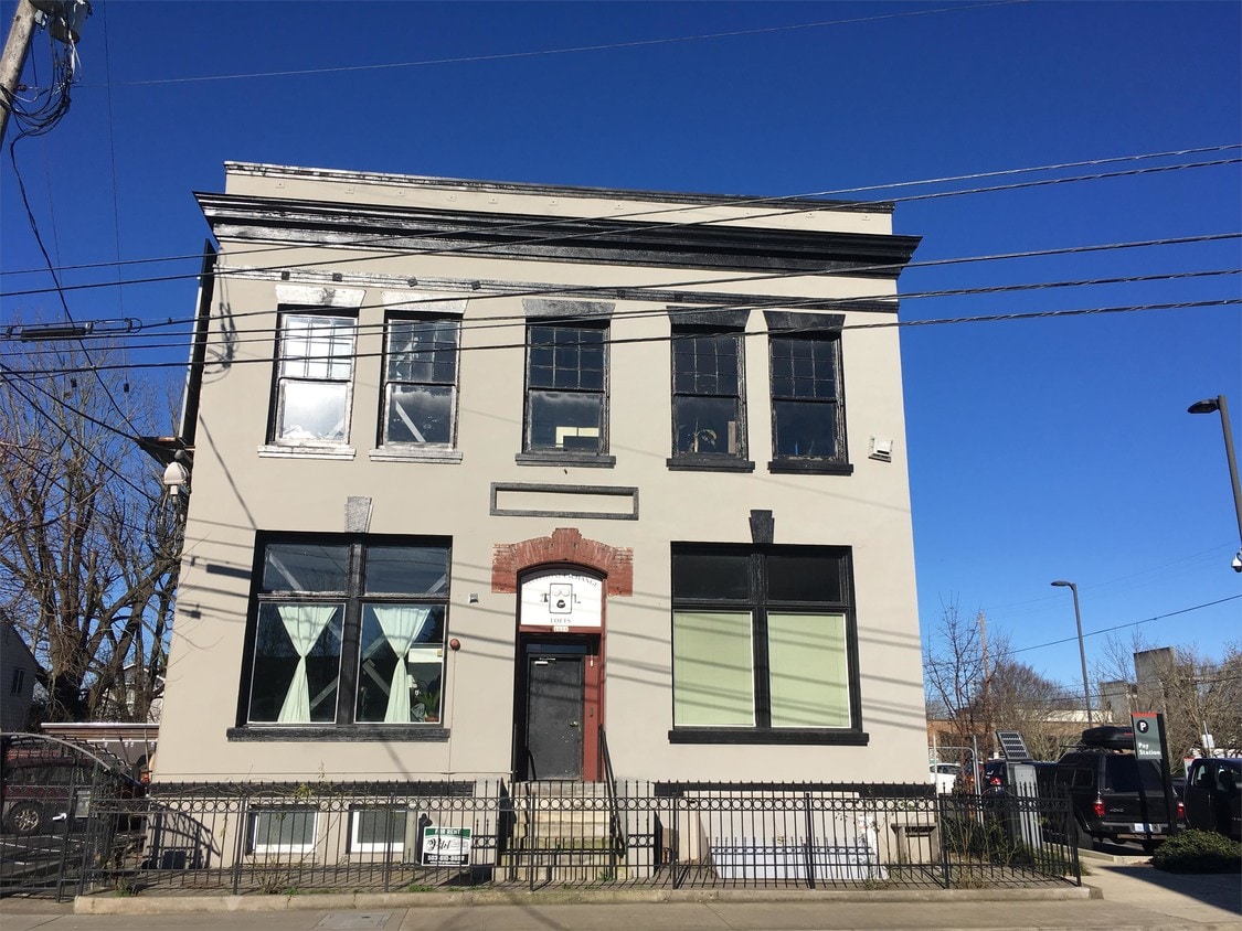 Primary Photo - 1011 N Killingsworth St