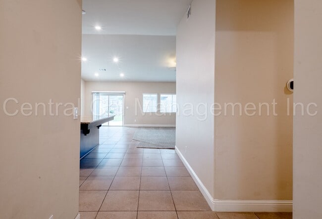 Building Photo - Large 4 Bedroom/2 Bath Home with Solar in Gossamer Grove - $2595 Per Month!