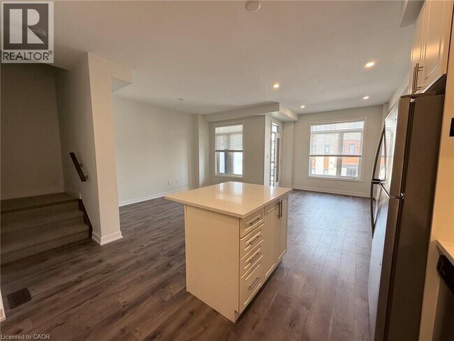 Photo du bâtiment - 590 N Service Rd