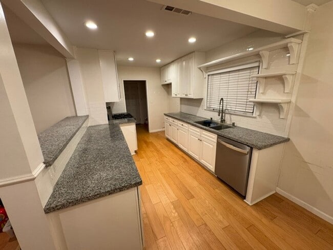 Building Photo - ***COMING SOON*** LAKEWOOD HOME   3BR/1BA ***BE THE FIRST TO APPLY**