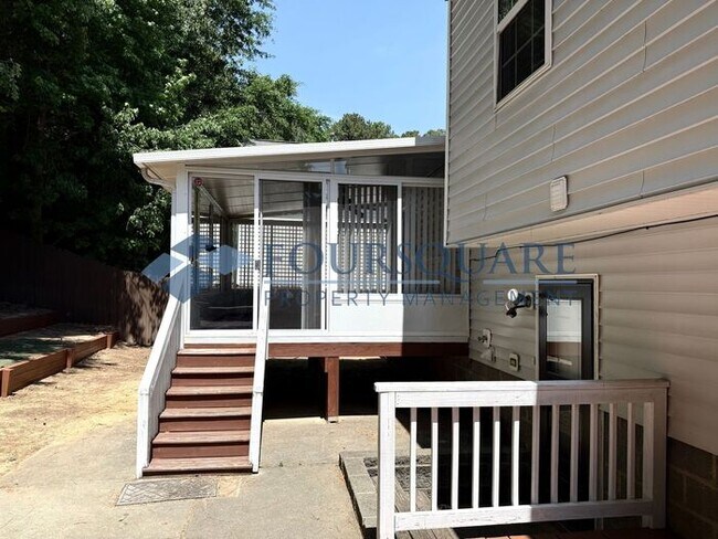 Foto del edificio - Spacious 4-Bed / 3-Bath Single-Family Home with Sunroom, Fenced Yard. Convenient to Southeast Ral...
