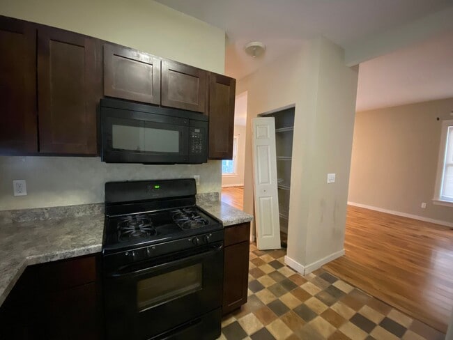 Building Photo - 923 Russell St