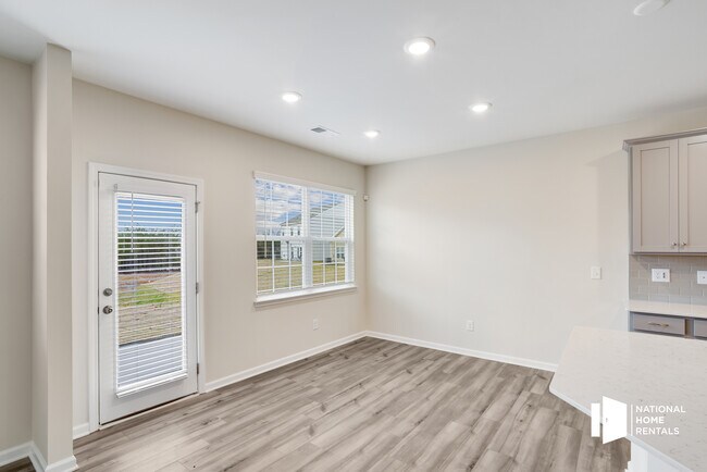 Foto del edificio - 15121 Lake Ridge Rd