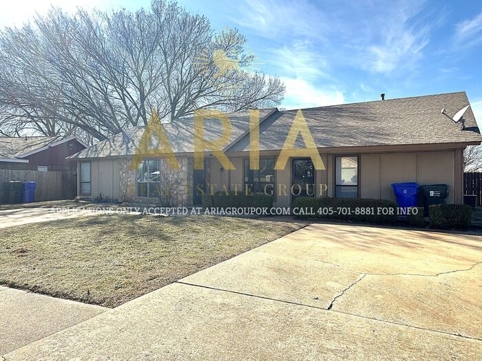 Foto principal - West Norman 2 Bedroom/1 Bath Duplex AVAILA...