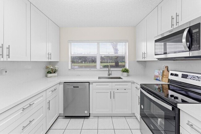 Foto del edificio - 17137 SW 13th St