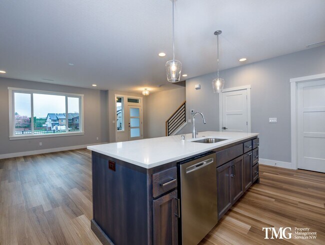 Building Photo - 3 Bedroom 2.5 Bathroom Townhome in Great B...