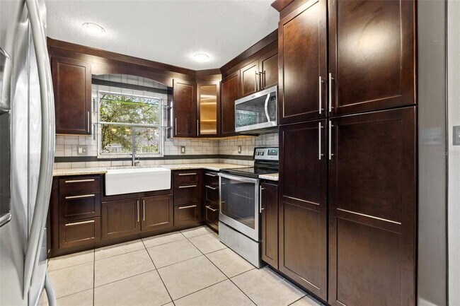 cierre suave, gabinetes de madera, - 6396 27th St N