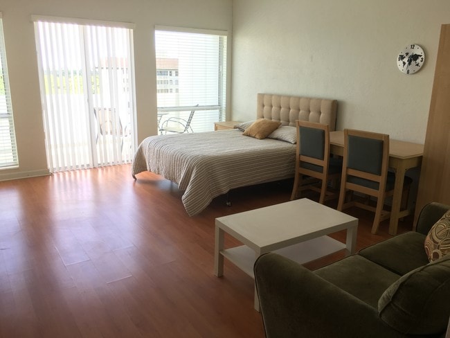 Living space - 700 Biltmore Way