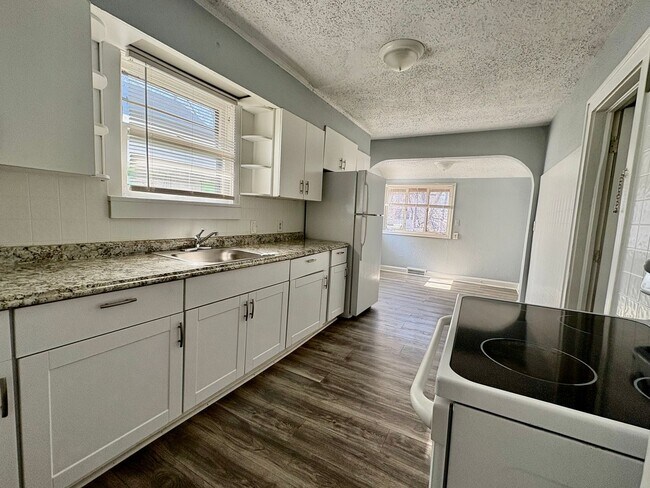 Foto del edificio - Spacious 2-Bedroom + Den Home with Ample Parking & Backyard!