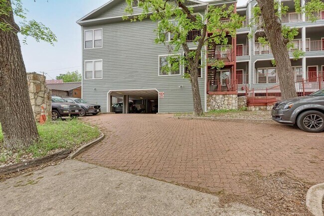 Building Photo - 2901 San Jacinto Blvd