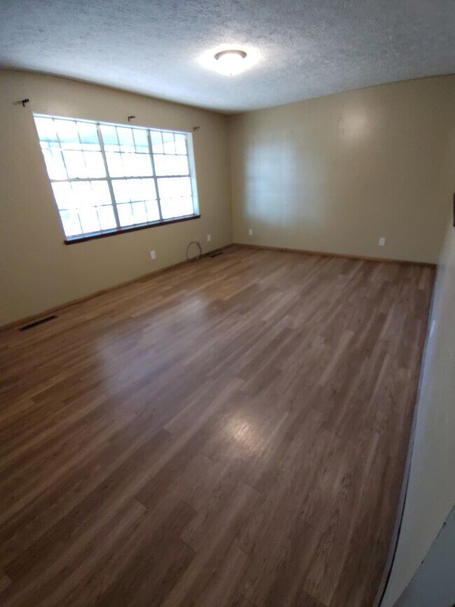 Foto del edificio - Beautiful 3 bedroom 1.5 bath with a 2 car garage