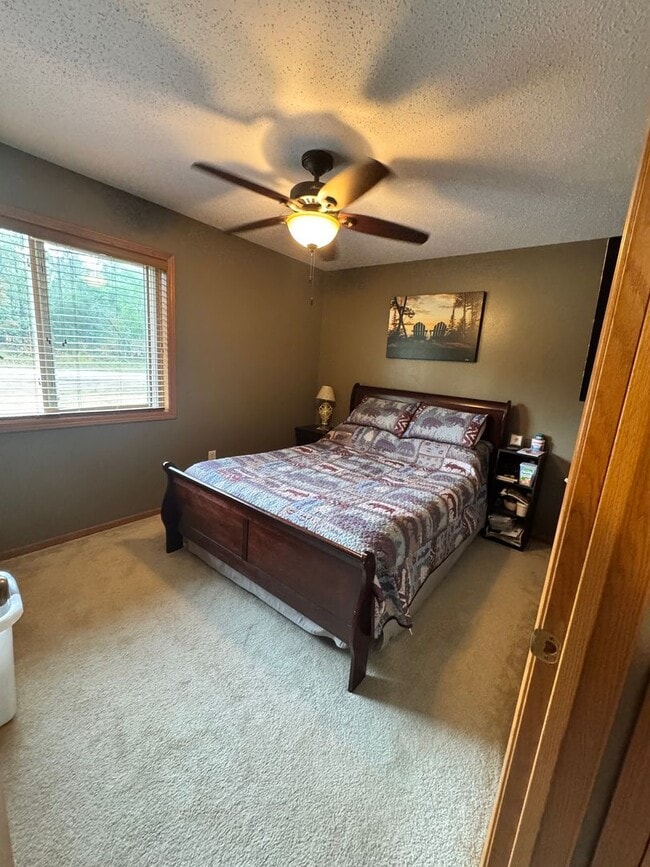 Building Photo - 2 Bedroom/ 2 Bathroom Home located in Tom'...
