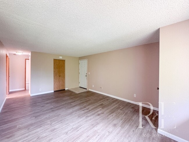 Building Photo - 2-Bed Upstairs Unit With Private Patio