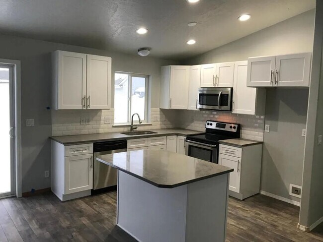 Foto del edificio - For Rent: 3 Bedroom Single-Level Home in W...
