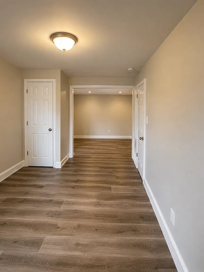 Building Photo - 25 Van Velsor Pl