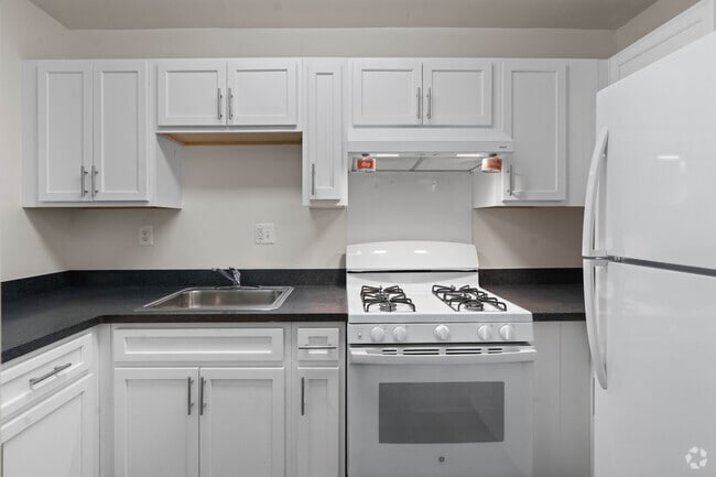 3BR, 2.5BA - 842SF - Kitchen - Skyline Apartments