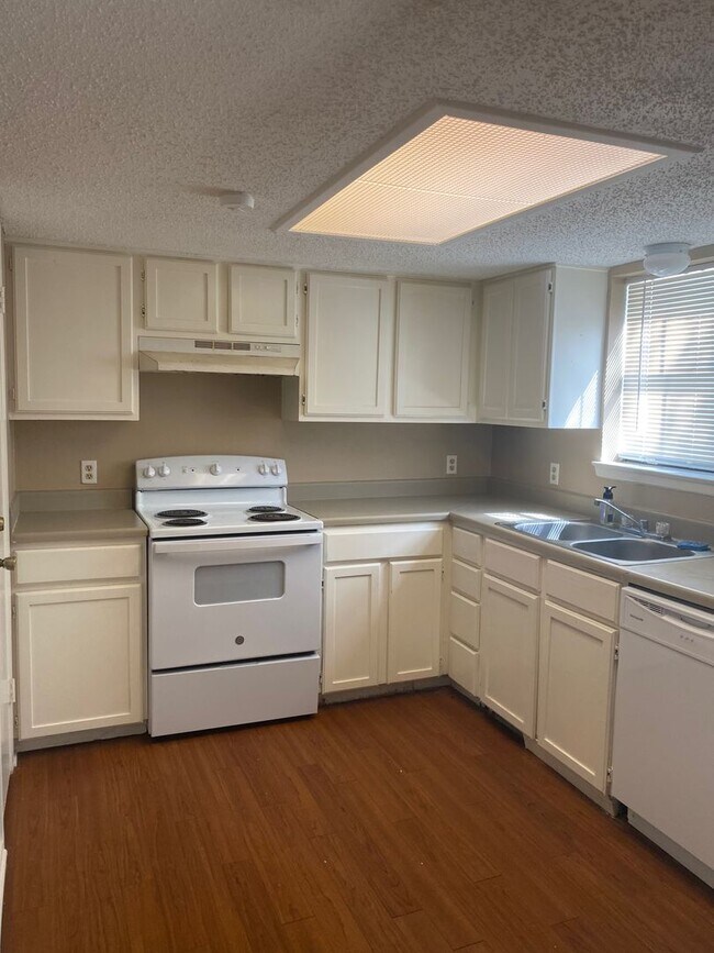Foto del edificio - Spacious 2 Bed, 1.5 Bath Townhome – Prime Location off Airline & Holly