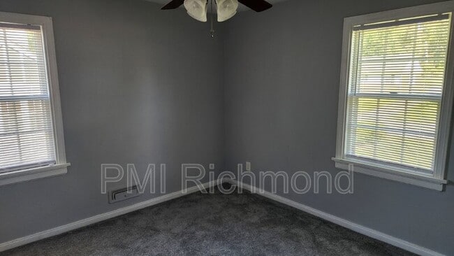 Foto del edificio - 9013 Farmington Dr