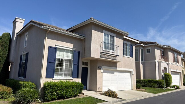 Foto del edificio - Spacious two-story home with functional layout and strong natural light in a well-maintained Ocea...