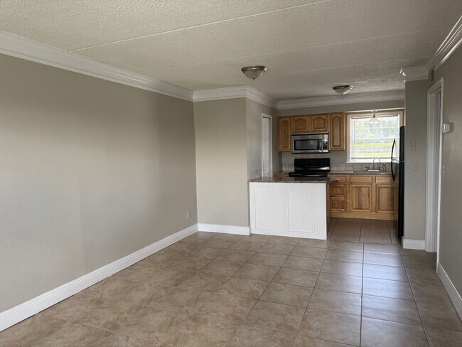 Foto del edificio - 1 Bed/1 Bath Ground Floor Condo in recentl...
