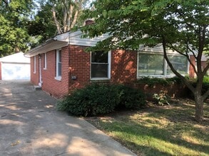 Building Photo - 1016 N Oak St