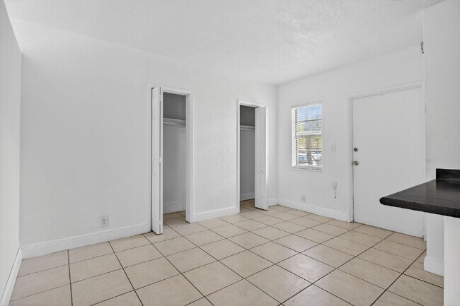 Foto del edificio - Bright & Modern 1-Bedroom Apartment in Prime Oakland Park Location