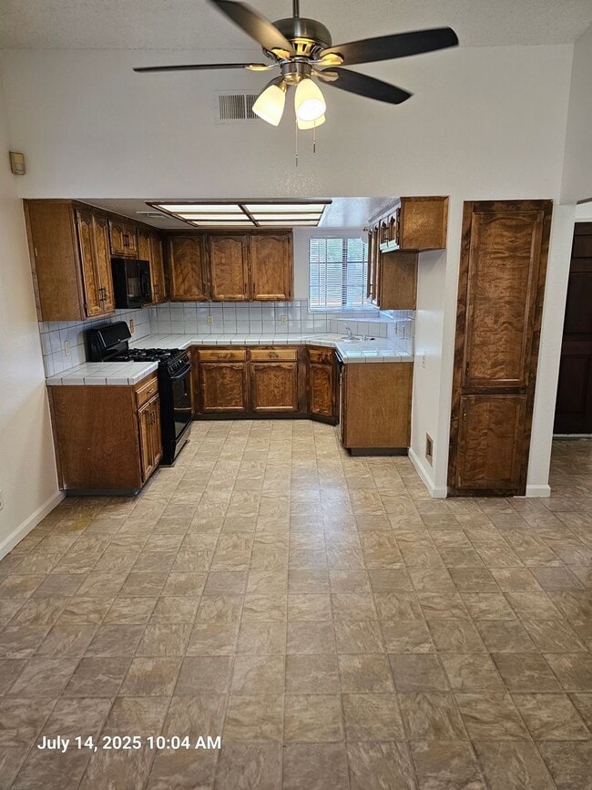 Foto del edificio - 1673 E Eastbrook Ave