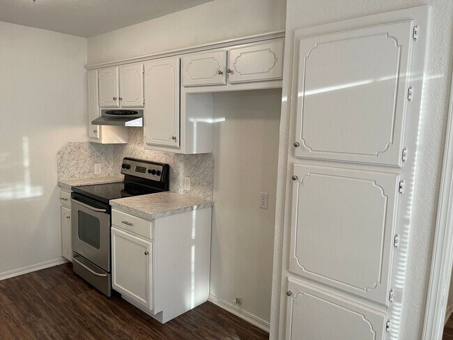 Foto del edificio - 3 bedroom home for rent in Edmond near W 15th Street and Santa Fe!  2 baths, 2 car garage + fence...